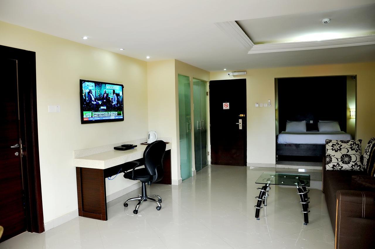 KSF Place Alaka Lagos Bagian luar foto